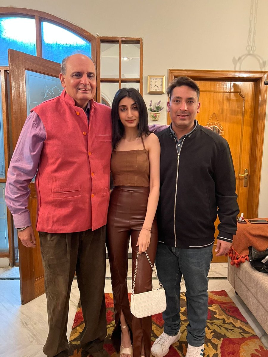 sanjiv_bhasin's tweet photo. Good to have Siya back from London for the holidays 🙏 https://t.co/tzZR9A19J1