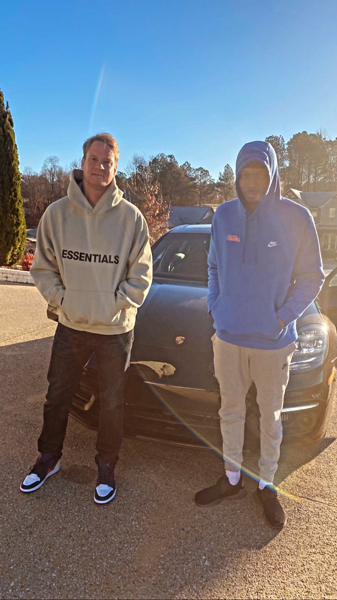 DaveIgbinosun's tweet photo. chillin with kiffin in the porsche #partyinthesip @Lane_Kiffin https://t.co/GTsPne8oKy