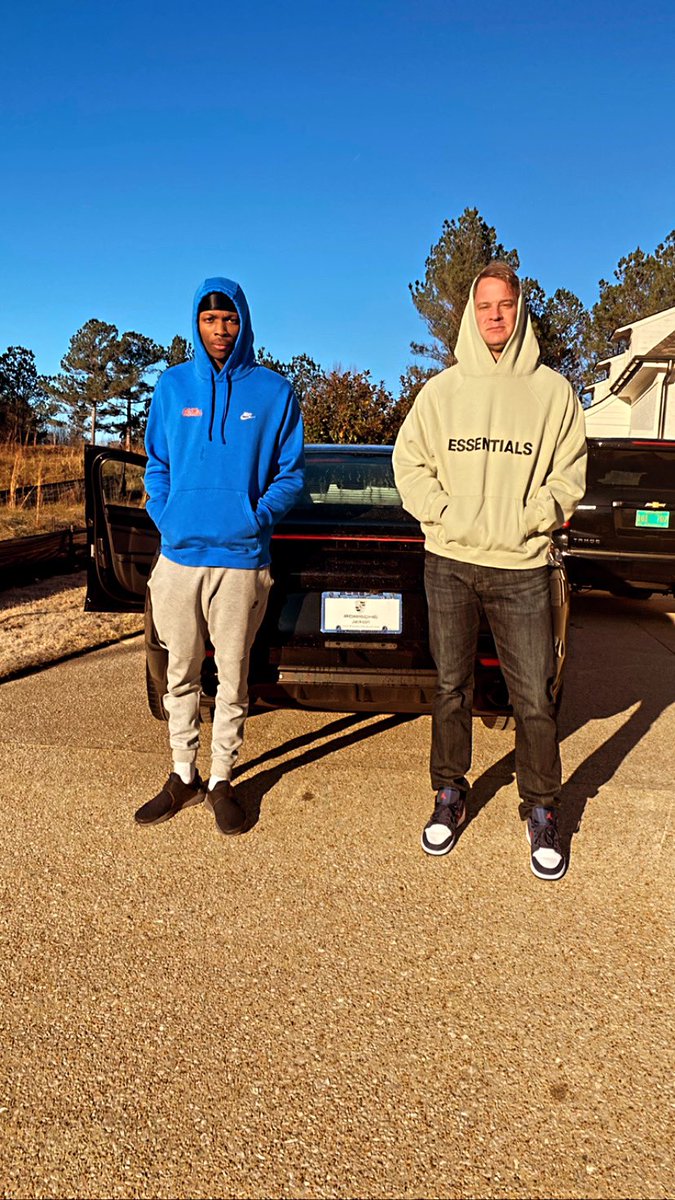 DaveIgbinosun's tweet photo. chillin with kiffin in the porsche #partyinthesip @Lane_Kiffin https://t.co/GTsPne8oKy
