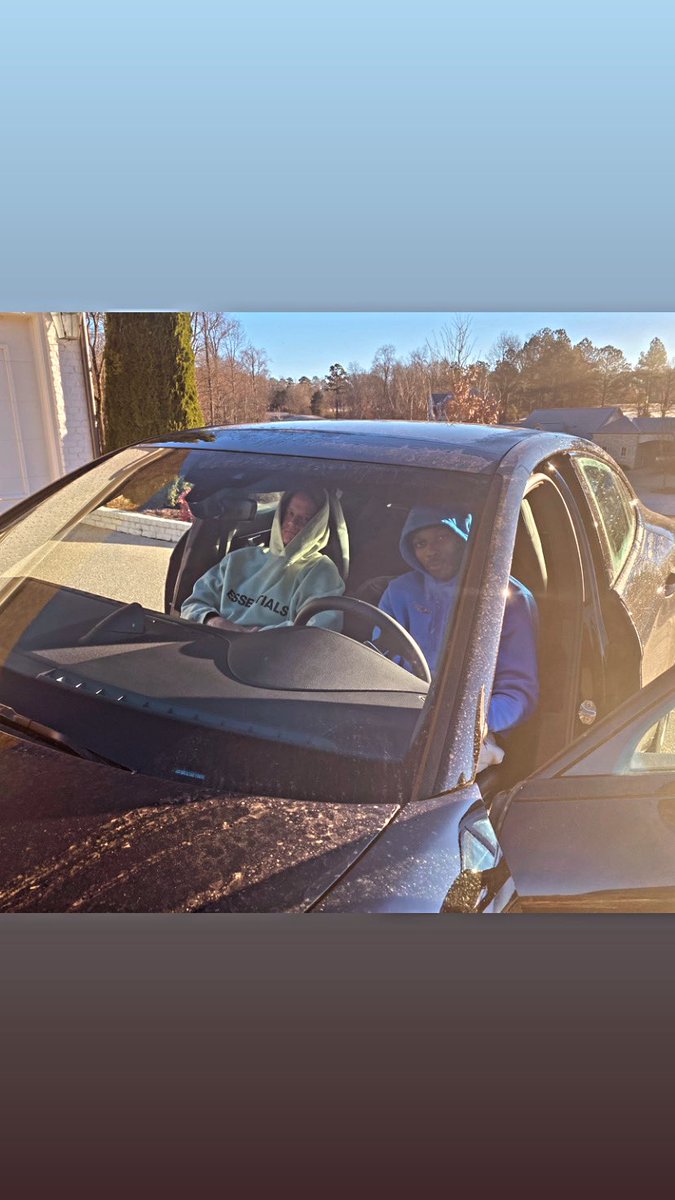 DaveIgbinosun's tweet photo. chillin with kiffin in the porsche #partyinthesip @Lane_Kiffin https://t.co/GTsPne8oKy