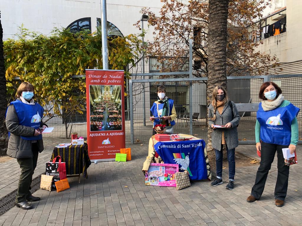sancho_raquel's tweet photo. Continuem recollint aliments i regals pel Nadal amb @santegidio_ES. Aquest any pobres i persones sense sostre tornaran a trobar-se en el tradicional dinar a molts llocs del món.
Gràcies a tots els que ens estan ajudant durant aquest periode!
#Nadalperatothom https://t.co/9cD2SZWiy9