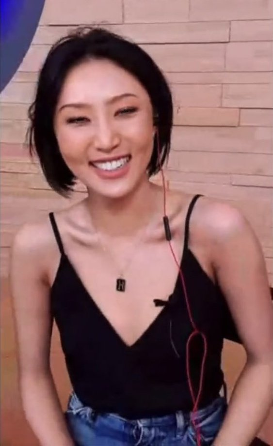 Hwajinniee's tweet photo. Collarbones... Yes, collarbones 🔥❤️

[마마무 화사 #Hwasa #화사] https://t.co/NfMw8Wfwv1