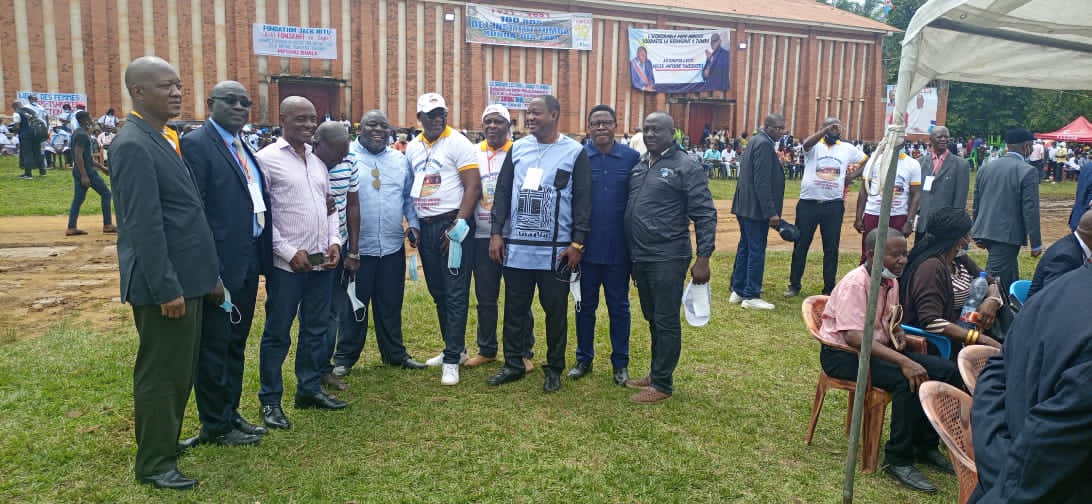 Kayisa's tweet image. La promotion 1986 en Math-Physique et Pédagogie pour les 100 ans de Tumba. Avec @TulaTul13976673 #Kazadi #Mavinga et d'autres. Souvenirs. Souvenirs