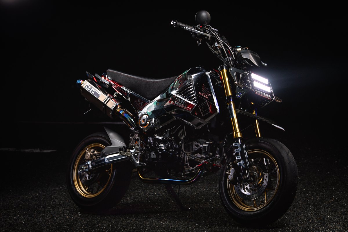 Jesse_decade's tweet photo. HONDA GROM　×  
アイドルマスターシャイニーカラーズ：芹沢あさひ仕様

ようやく完成しました念願の痛グロム！！

デザイン、カッティング、施工　じぇっせさん(@Jesse_decade)
お写真　ヤチさん(@YatiPhoto)
印刷 痛車プリントギルド様(@itashaG)

#痛バイク
#芹沢あさひ
#グロム
#シャニマス https://t.co/DX092cBu03