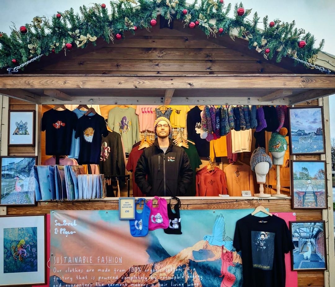sthelenscouncil's tweet photo. #StHelens' festive village is open today until 5pm! Head down to #ChalonWay to find the perfect #Christmas gift at our winter chalets👇
🌵Needle felted art
🌭Food by Planet Dyas
🎨Custom graphic designs
♻️Handmade sustainable fashion by Squirrel & Pigeon
#ChristmasInStHelens🛍️ https://t.co/yO25HyzlMp