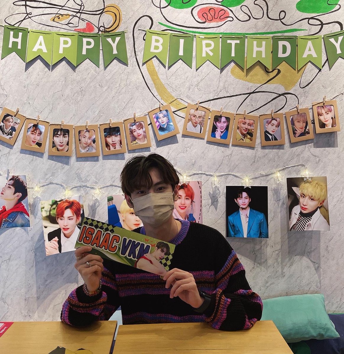 isaacvkm_1212's tweet photo. Who is this guy!? It’s JekJek’s Birthday hahaha ❤️❤️ thank you everyone 🥰🥰
#IsaacVkm #邬凯名 #아이젝 #젝터 #젝젝생일추카행 #많은사람추카해줘서정말로너무고마워용 #ThankYouEveryoneWhoWishedMe #ImSoGrateful #SeeYouGuysSoon https://t.co/b4f4LlPWLW