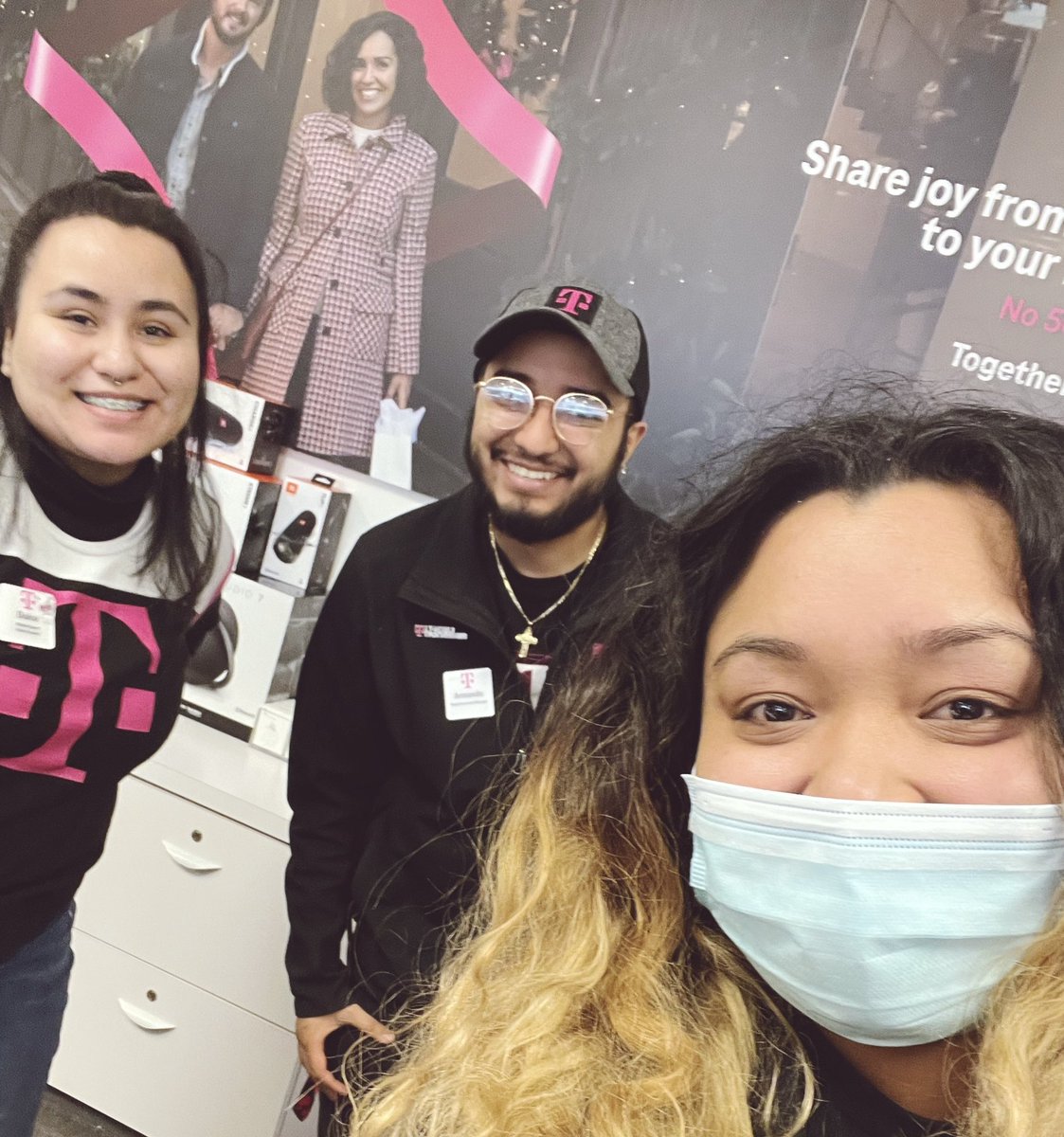 WireLyssa's tweet image. Went to visit Armando and Dulce! This team is KILLIN’ it in Sprint Select. NICE JOB!!! #top100 #midwestmagic @magentamillz