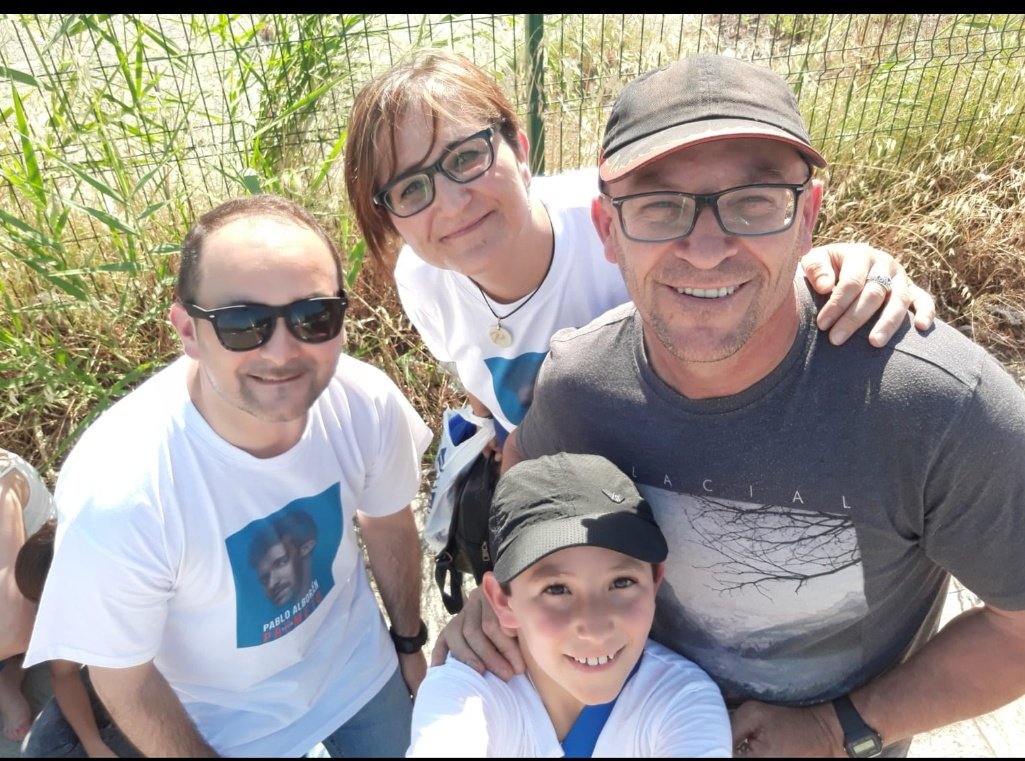 pilarpmaf's tweet photo. Sevilla #tourprometo2018
La familia esperándote para el Estadio Olímpico. 
2022 querría hacer de nuevo la foto ☺😅😄 pero el nene no es tan peque ya y tú ya sabes los adolescentes ( x tus sobris) creo que no querrá foto 😅 
Ya lo verás jjjj. https://t.co/BokzsPPTt6