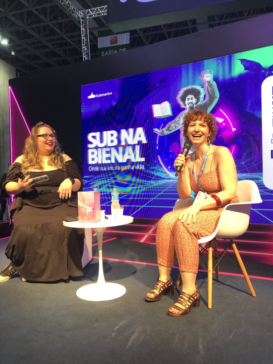submarino's tweet photo. Curiosidade: a autora @natimerman também é psiquiatra e mãe!
Às vezes falta tempo pra ler, mas é no banho que as ideias pra escrever surgem! 📚
🔴 Vem assistir esse #SubNoAr especial #SubNaBienal! >> https://t.co/Zb6OpJDEhi https://t.co/ssG3jSWAzw