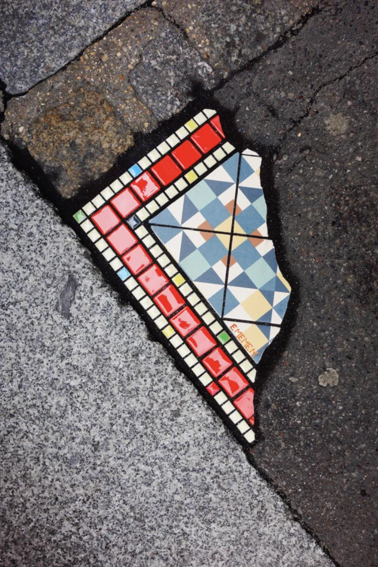 流石フランス！歩道の穴の修理すらオシャレ！「舗装外科医」が凄い！