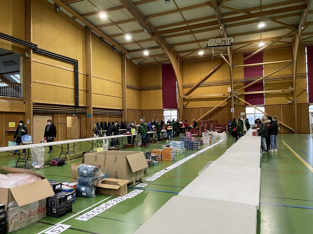 sebastienfagnen's tweet photo. Si le spectacle de #Noël a malheureusement été annulé, la distribution des cadeaux et du goûter aux enfants des agents de la @VilleCherbourg est maintenue. Merci aux fonctionnaires municipaux mobilisés aujourd’hui avec le #CASCS pour l’organisation de ce moment convivial. https://t.co/0HmRCCAmW8