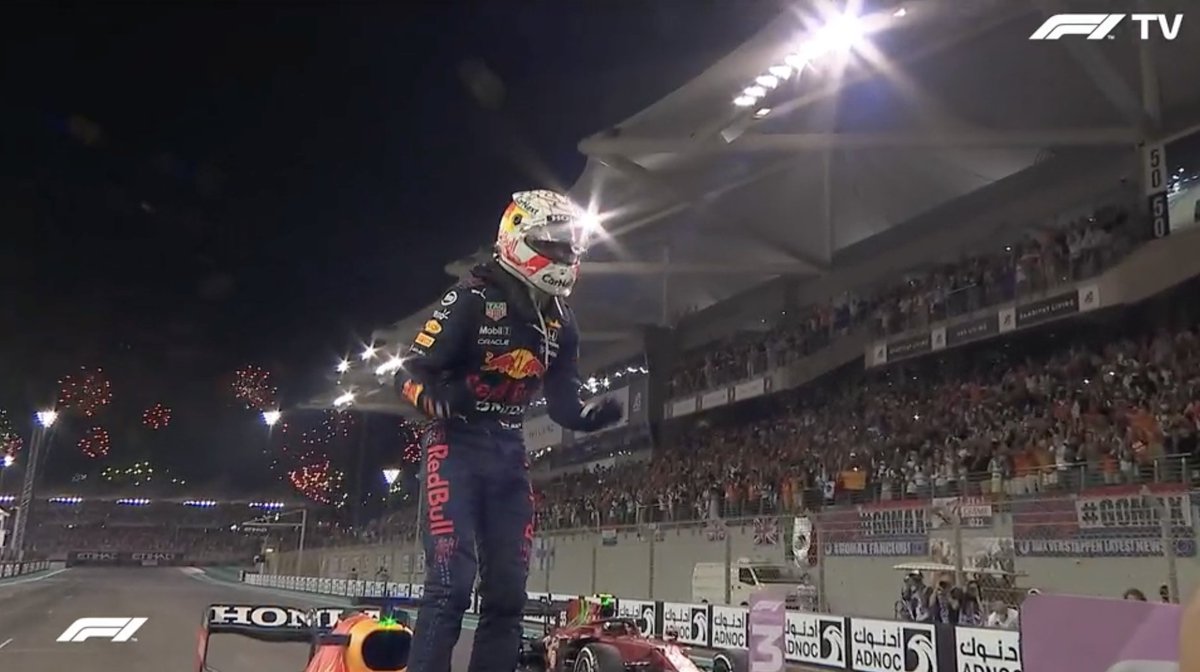 diegofmejia's tweet photo. Max Verstappen Campeón 2021
10 poles 
10 victorias 
Tomó la punta con victoria en Mónaco
La perdió en Hungría
La recuperó en Zandvoort
La perdió de nuevo en Rusia
La recuperó en Turquía
Ganó el mundial en la última vuelta de la temporada
A su estilo.
#AbuDhabiGP #F1 https://t.co/6lx2HmKvPV