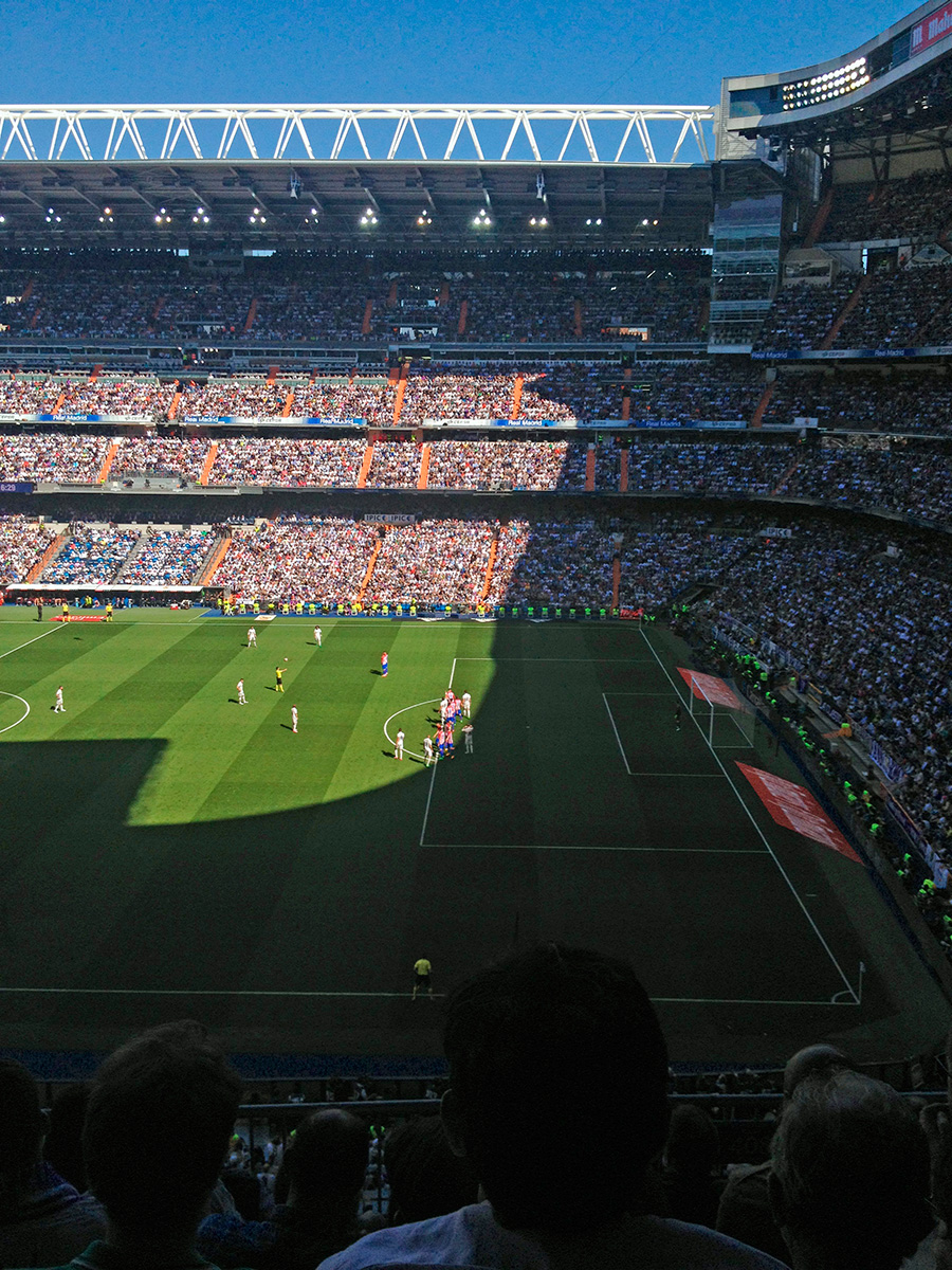 manuel_marsol's tweet photo. Un Madrid-Atleti en el Bernabéu, desde mi sitio. 

Hice la ilustración en enero de 2017. La foto, justo en el siguiente derbi que se jugó en casa, en abril de 2017. Normalmente estas cosas suceden al revés. https://t.co/LUzkjkwl68
