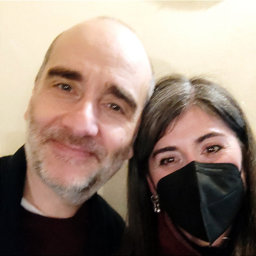Milena_cara's tweet photo. Con #RobertoLivi a #Fermignano ospite di #MamaNonMama per presentare il suo secondo romanzo #SoloUnaCanzone @Marcoseditore "Il protagonista? Immaginate Woody Allen nato a Pesaro e che per campare fa il cameriere in una ex balera a Mombaroccio!" 😅 😅 😅 https://t.co/QMQusmPgQ4