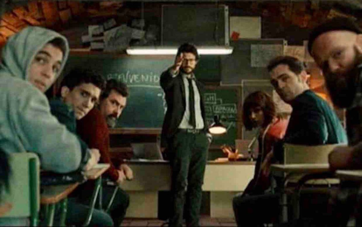 SherzCapone00's tweet image. *Lewis Hamilton leading with 10 laps to go*

Professor: And this is where Latifi comes in