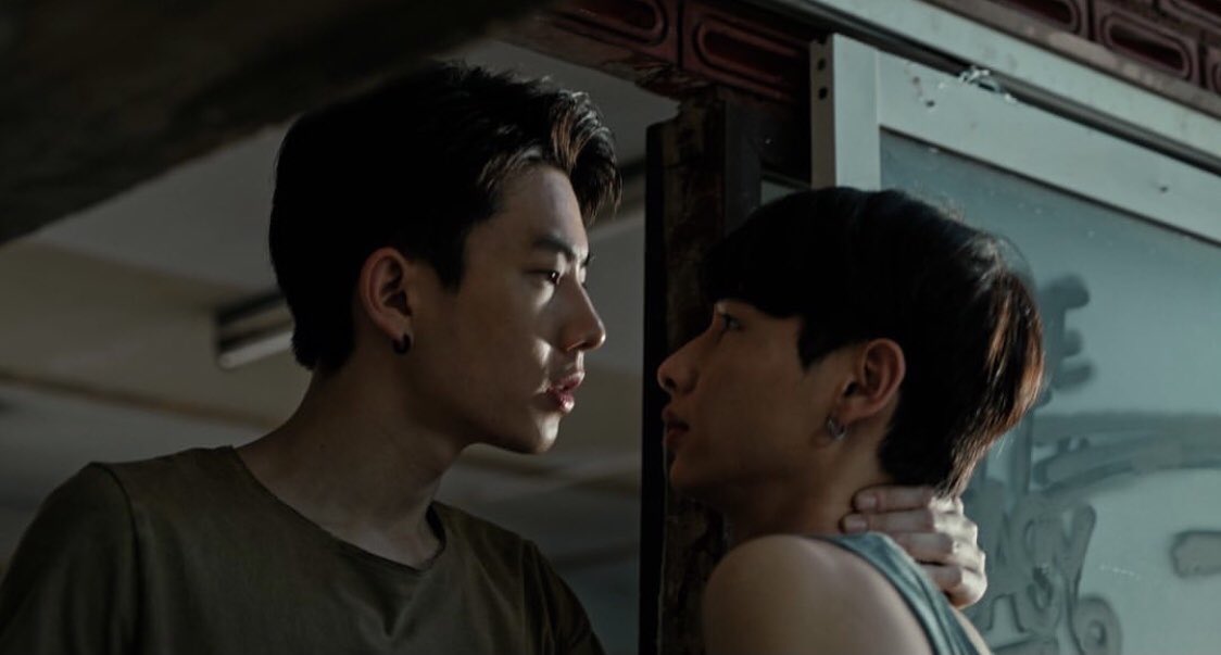 Jetaime_xx4's tweet photo. - ไม่แปลกใจและกังขา น้องกันยังคงเซ็ตสแตนดาร์ดการแสดงไว้ขึ้นหิ้งเสมอๆ
- ตื่นเต้นที่เห็นออฟในมาดนี้ แค่เริ่มต้นมาก็แอบว้าวกับลุคนี้ เชื่อว่าคงมีอะไรให้ดูอีกเพียบ ลุ้นตามไปด้วย
- ชอบโทนสีของภาพและบางฉากที่แอบชอบสกอร์ประกอบ รอดูตอนต่อไปๅ #NotMeSeriesEP1 https://t.co/gfLxh4SmVW