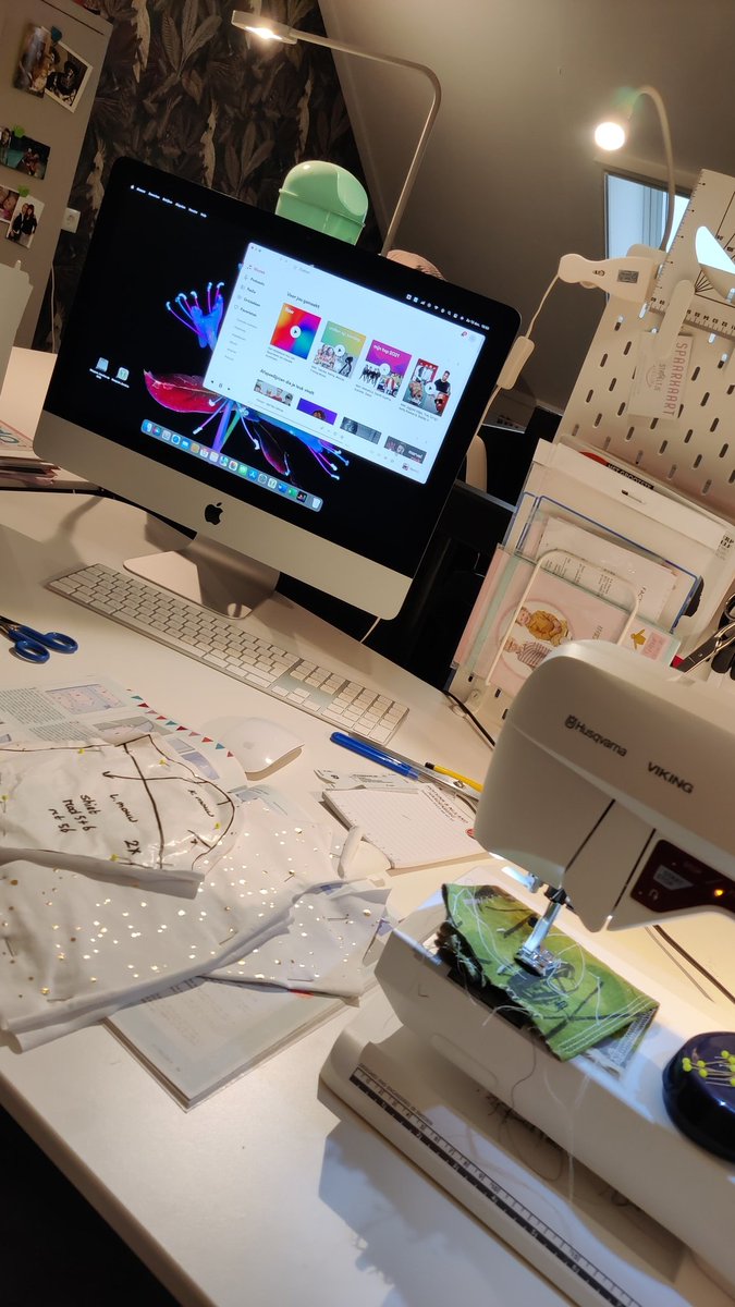 Speldenkussen80's tweet image. Pisweer buiten dus ik vermaak me wel hierboven op zolder 😊 #naaimachine #handgemaakt #babykleding