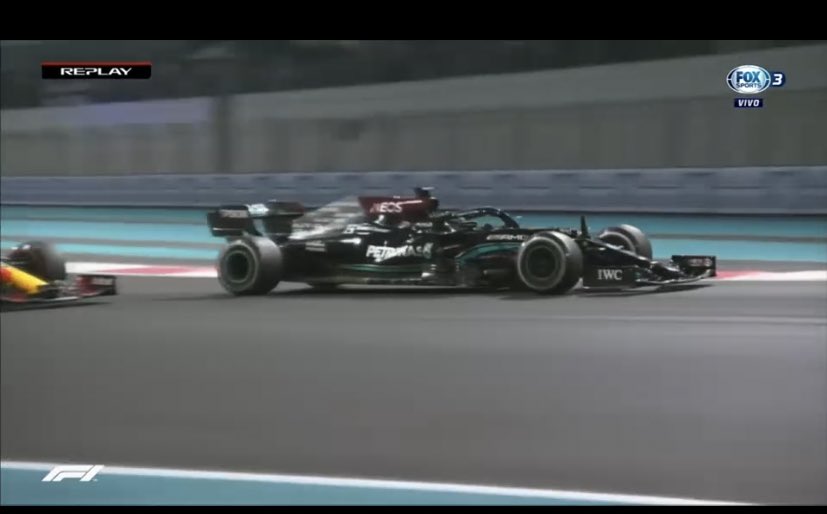 MxIdentidad's tweet photo. En un final cardiaco, Max Verstappen gana el Mundial de la #F1 al hacer un magistral rebase sobre Lewis Hamilton en la última vuelta del circuito de Abi Dhabi. https://t.co/3kZaiJTZcg