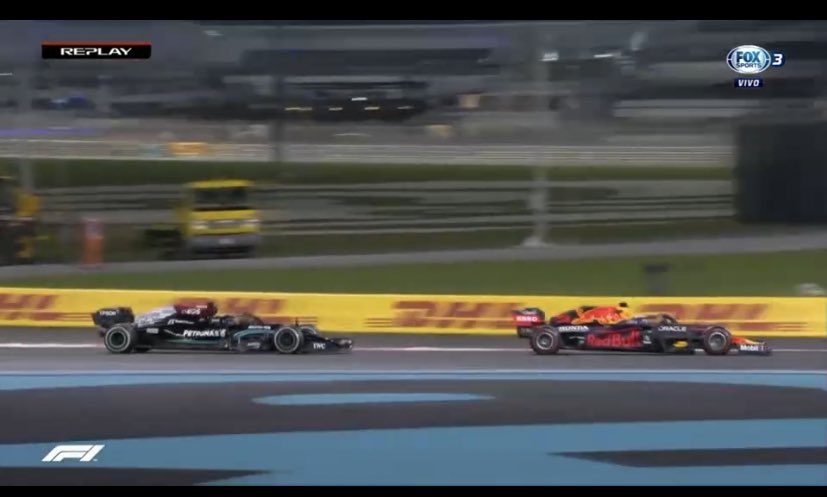 MxIdentidad's tweet photo. En un final cardiaco, Max Verstappen gana el Mundial de la #F1 al hacer un magistral rebase sobre Lewis Hamilton en la última vuelta del circuito de Abi Dhabi. https://t.co/3kZaiJTZcg