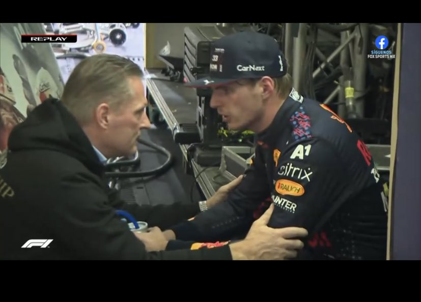MxIdentidad's tweet photo. En un final cardiaco, Max Verstappen gana el Mundial de la #F1 al hacer un magistral rebase sobre Lewis Hamilton en la última vuelta del circuito de Abi Dhabi. https://t.co/3kZaiJTZcg