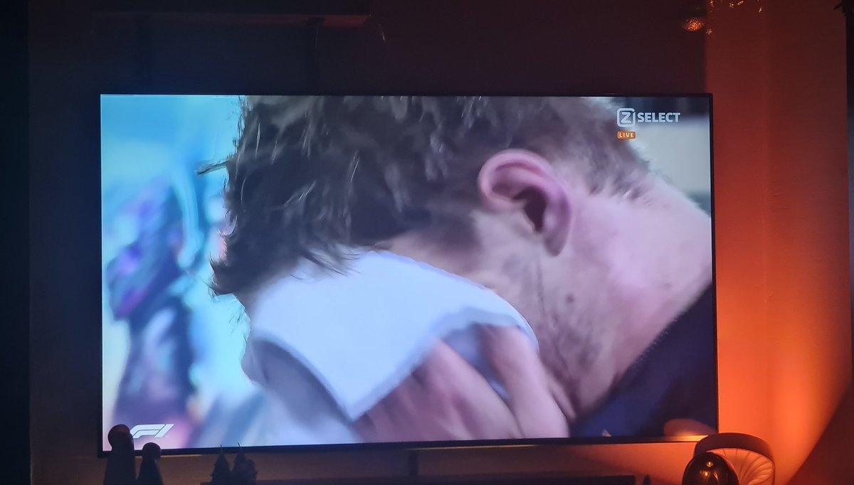 #MaxVerstappen33  jonguhh jij laat mijn kerels hier op de bank janken ❤ de vrouwen trouwens ook #WorldChampionships2021 #AbuDhabiGP #RedBull 🇳🇱 potverdorie zeg🔥🔥