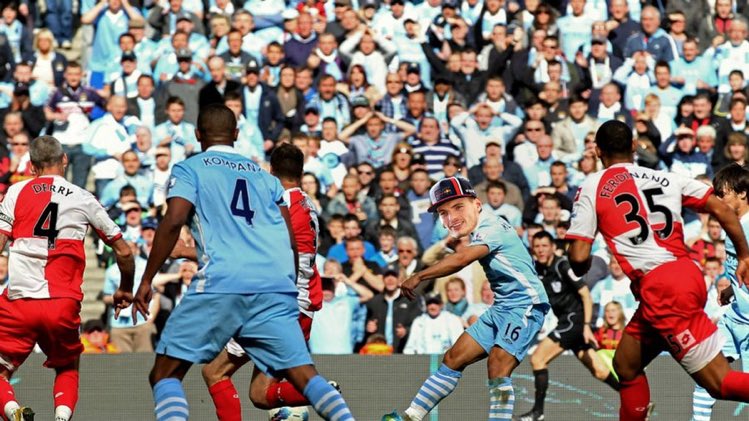 AwayDaysClub_'s tweet photo. “VERSTAPPPEENNNNNNNNMM...” https://t.co/lKRzAWj6SD