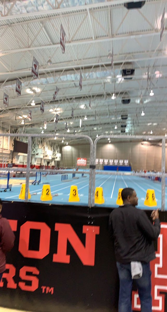 hhaleyhufff1's tweet photo. First indoor meet!!💙🤍💙 https://t.co/XnPDSmvwqS