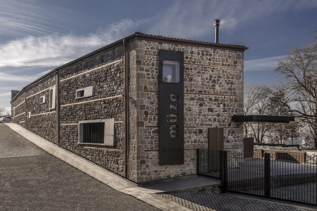 Müzemiz yapılmadan önce, şuan bulunduğu yerde tarihi ama tescilli olmayan üç metruk bina vardı, onların yerine bölgenin tarihi dokusuna uygun olan, o üç binanın mimari belleğine göndermeler yapan çağdaş bir müze binası yapıldı. Bu dönüşümü fotoğraflarda görebilirsiniz♥️