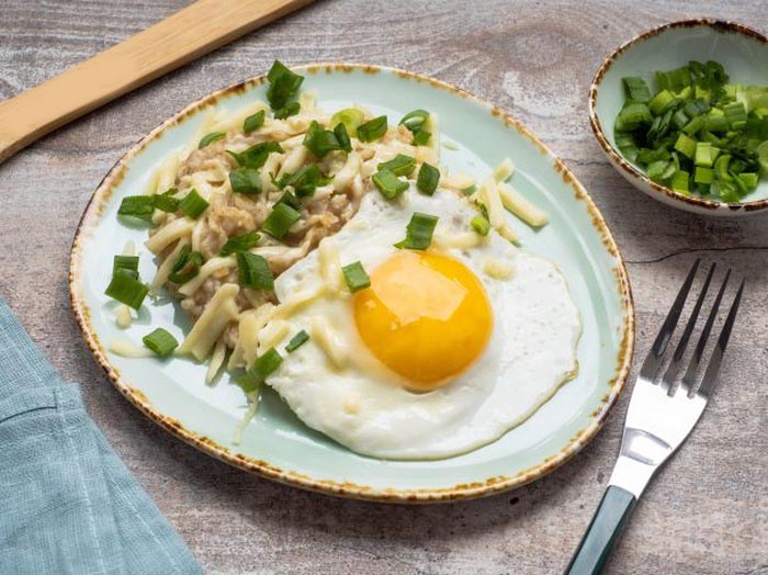 овсяная каша с сыром. овсянка яйцо сыр. овсянка с сыром. сырная овсянка. овсянка с сыром на завтрак.