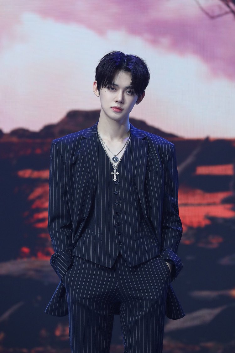 943の青髪ヨンジュン💙🪄 ビッヒ合同撮影のメガネヨンジュン🦊を