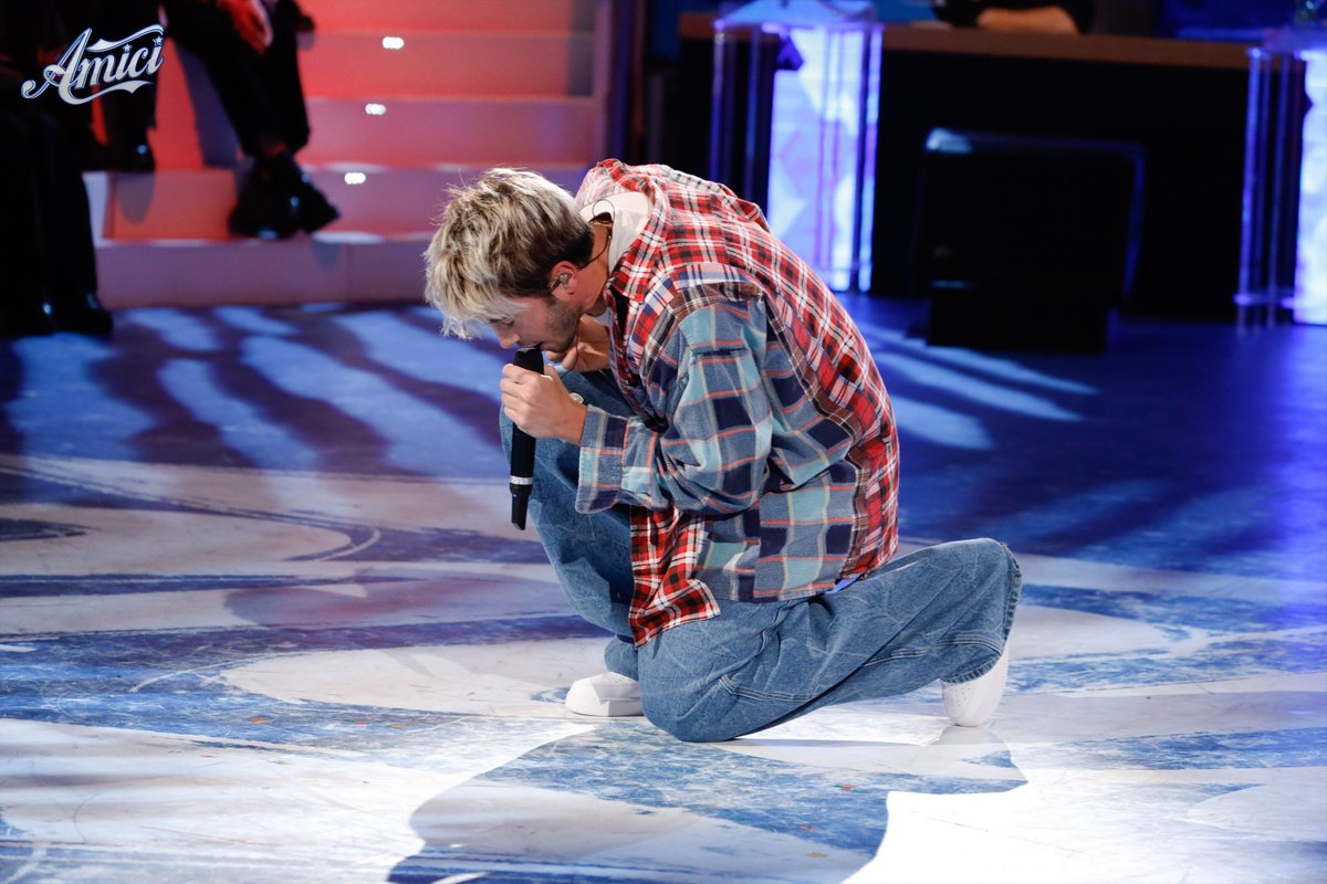 AmiciUfficiale's tweet photo. NOW ON STAGE un grandissimo e bellissimo ritorno: Riki! 🤩 Scommettiamo che state cantando anche voi "Scusa"? 🎶 #Amici21 https://t.co/ai4R28ITzf