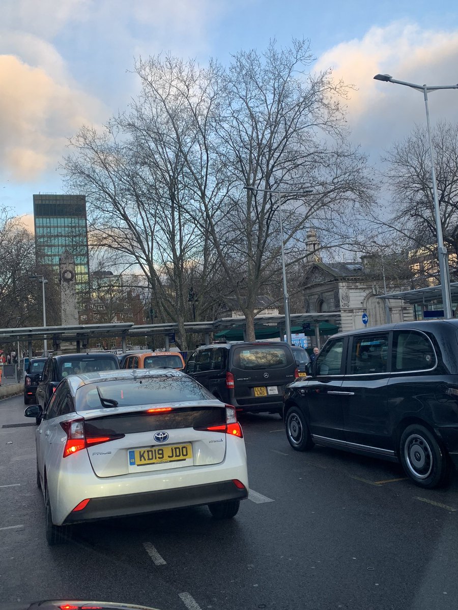 comcab33's tweet photo. Someone remind me who designed Euston drop off /Pick up.  ????   My moneys on @TfL  had a hand in it. Why you ask !!!!   Cos it don’t work https://t.co/zBMSMVQiRV