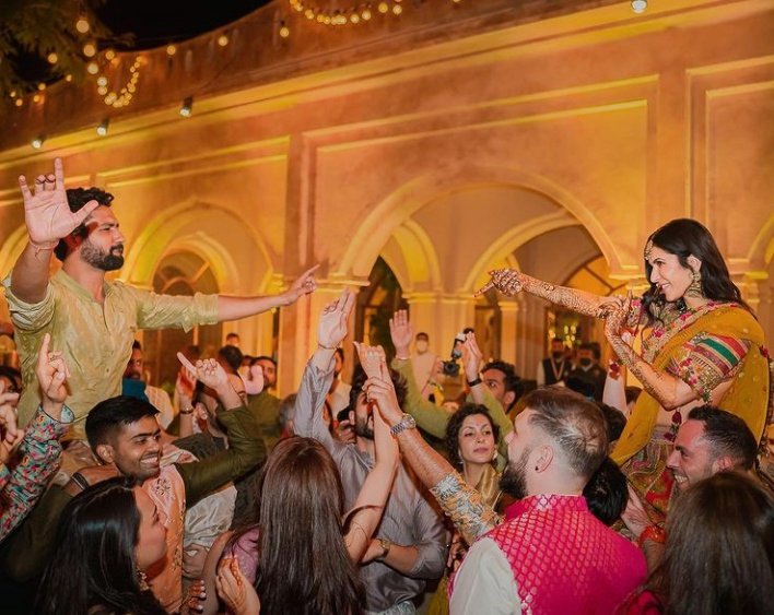 Tulip877's tweet photo. Cute toh bahut hai dono ❤

#VicKat 
#VickyKaushal #Katrina
#vickykatrinakishaadi
#VickyKatrinaWedding https://t.co/hKHbwzLTZI