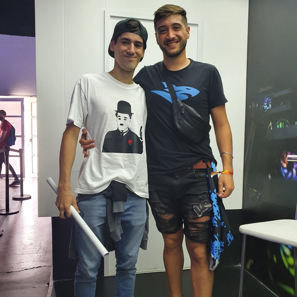 No le pido fotos a nadie, pero <a href="/nicovanetta/">CharlesCharls</a> es mi ídolo de la infancia.