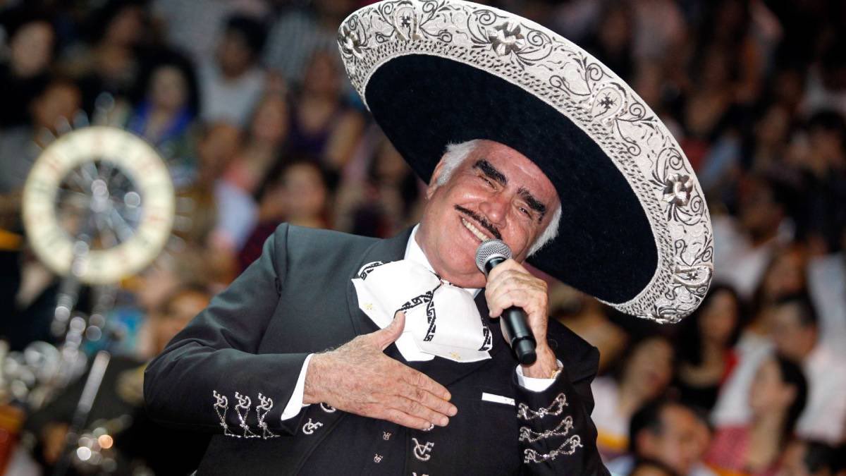 EnElMedio5's tweet photo. El ídolo de la música regional Mexicana #VicenteFernandez ha fallecido a los 81 tras estar hospitalizado en el Hospital Country 2000.
Descanse en paz https://t.co/e7E5DsaQC6