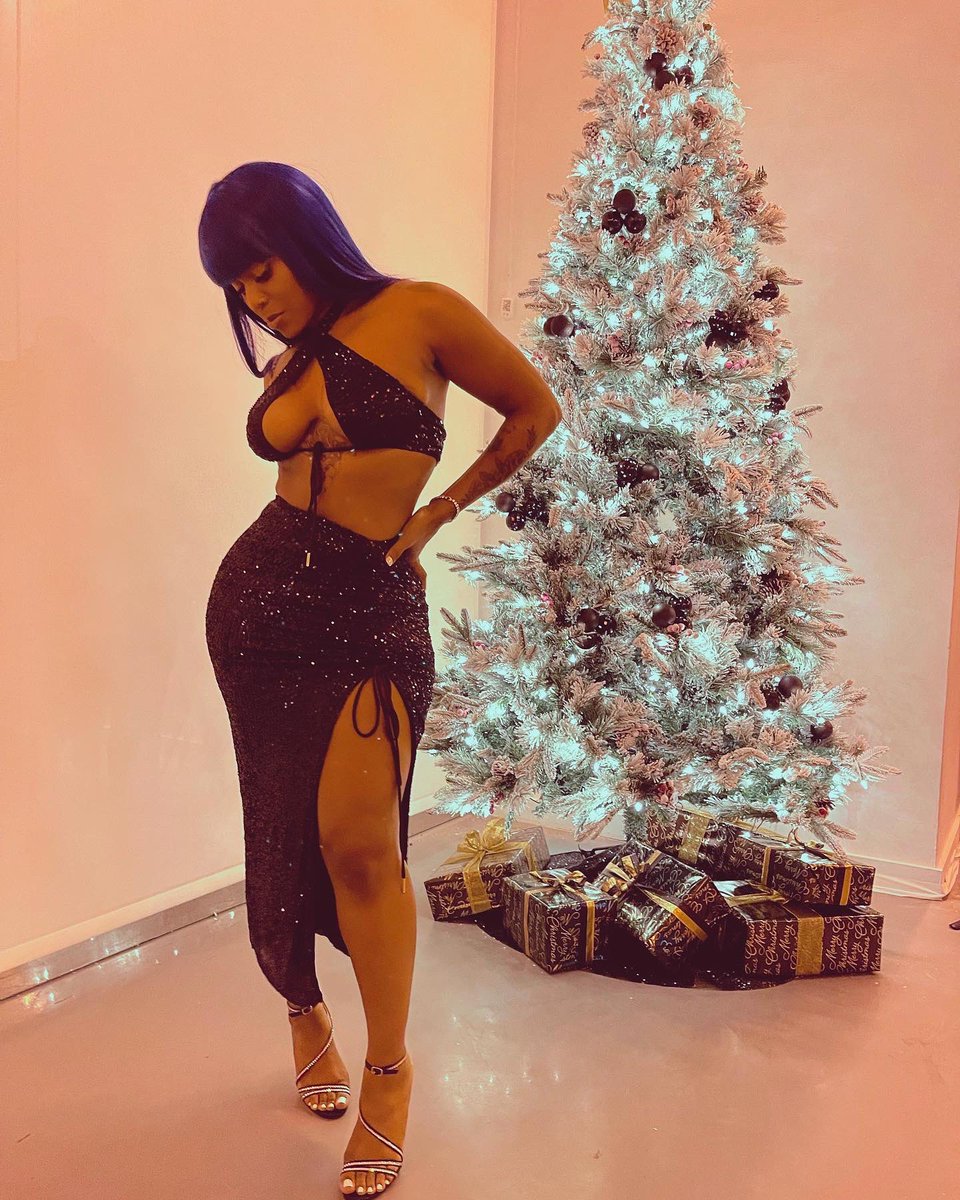 bleulilbaby's tweet photo. I’m the gift, respectfully 🎁 https://t.co/wx4xDBuVhK