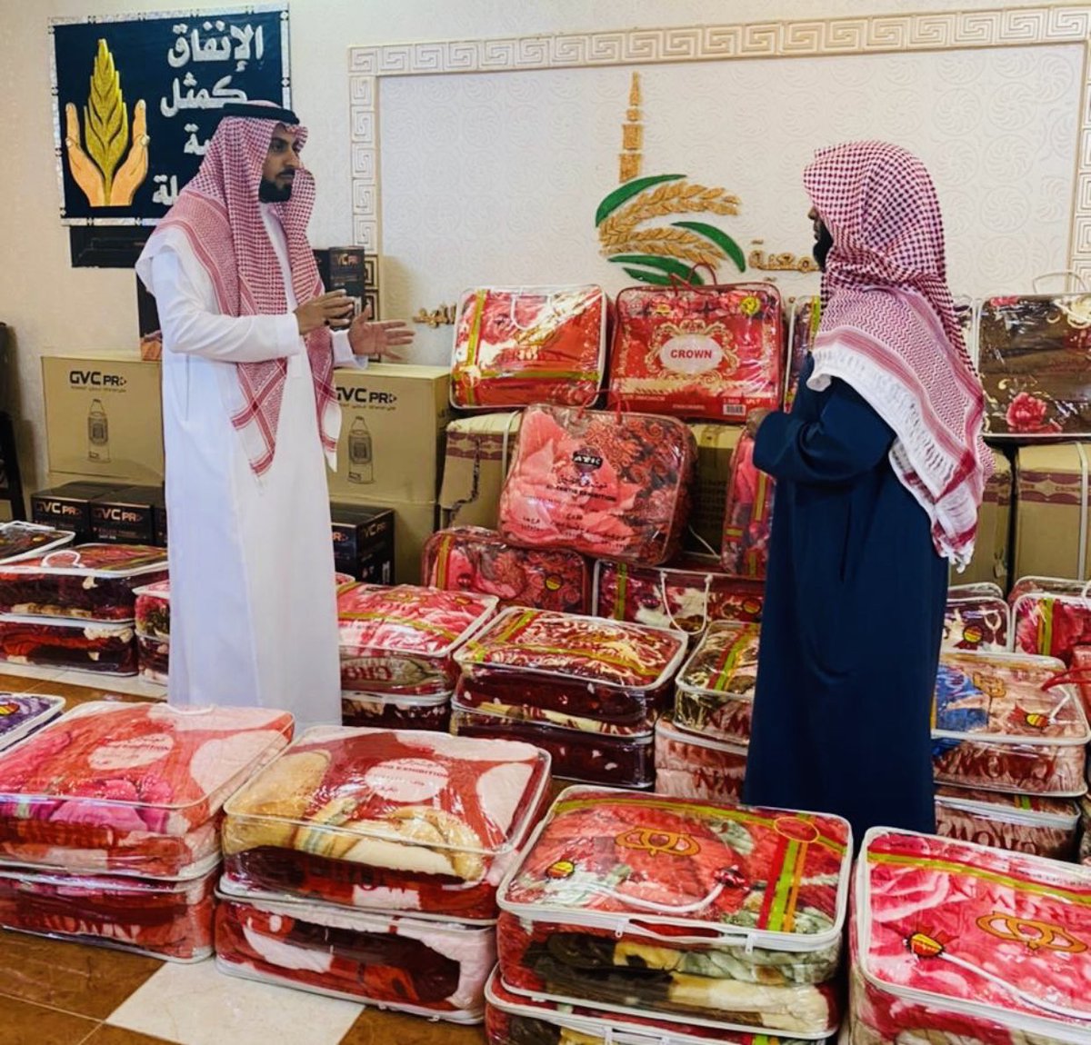 سعادة مدير فرع الموارد البشرية والتنمية الإجتماعية #بالمهد، أ. ماجد الفقية
يقف على استعدادات جمعية المستودع الخيري لتوزيع كسوة الشتاء لهذا العام ، وبحث أوجه التعاون لتنمية المستفيدين وتمكينهم وايجاد مبادرات مشتركة تزيد من فاعلية البرامج التنموية للمستفيدين.