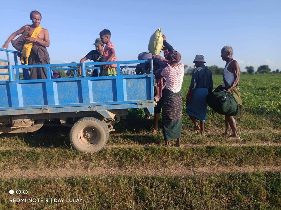 HninEaindrayK's tweet photo. Over 1,000 locals in Myaung town have been fleeing due to the current clashes &amp; junta's escalating brutal assualts and atrocities. They are urgently needed humanitarian aids.  #WarCrimesOfJunta #Dec12Coup  #WhatsHappeningInMyanmar https://t.co/KFVa5J5WTo