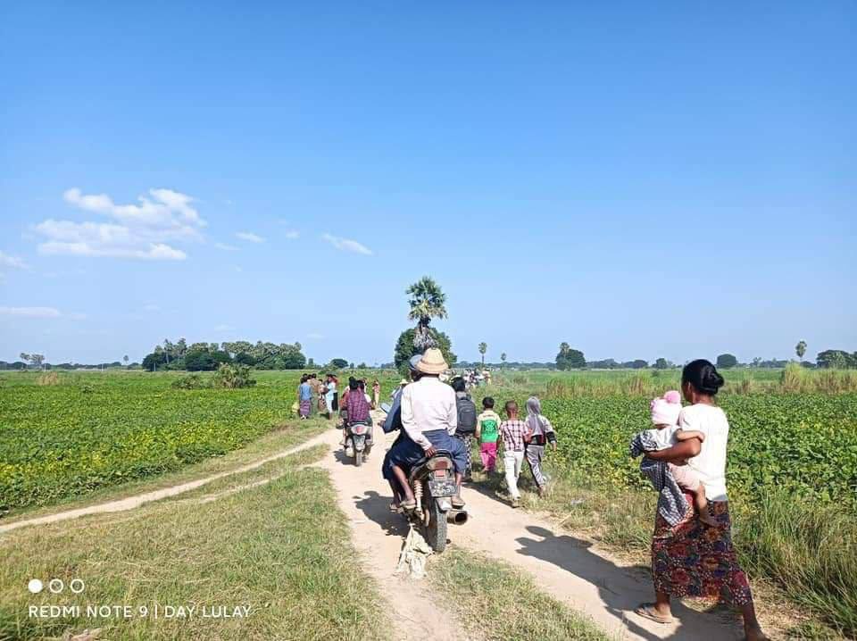 HninEaindrayK's tweet photo. Over 1,000 locals in Myaung town have been fleeing due to the current clashes &amp; junta's escalating brutal assualts and atrocities. They are urgently needed humanitarian aids.  #WarCrimesOfJunta #Dec12Coup  #WhatsHappeningInMyanmar https://t.co/KFVa5J5WTo