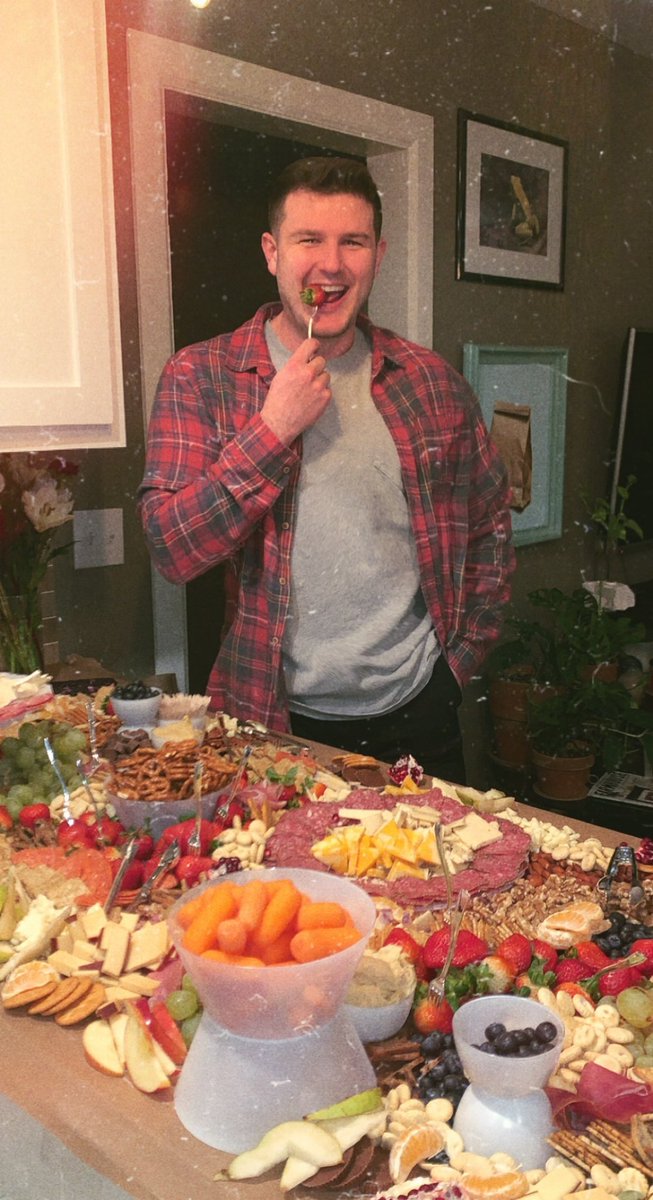pinkd_en's tweet photo. Hire me for all your charcuterie needs 🧀🥩🍇🍎🫐🍓 https://t.co/yQTcYygZ1u