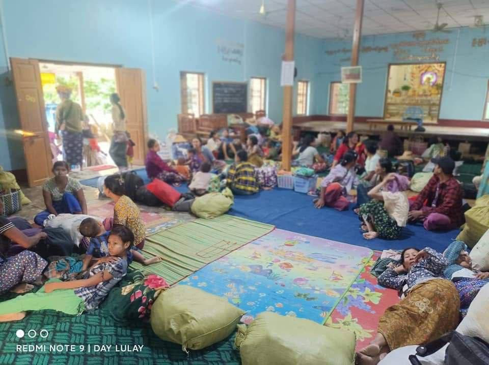 Oks_Peace's tweet photo. Over 1,000 locals in Myaung town have been fleeing due to the current clashes &amp; junta's escalating brutal assualts and atrocities. They are urgently needed humanitarian aids.  #WarCrimesOfJunta #Dec12Coup  #WhatsHappeningInMyanmar https://t.co/yZ9wGqkkBr