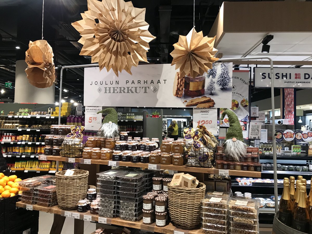 ItkonenE's tweet photo. Joulun tunnelmaa Food market Tapiolassa❤️ Tule fiilistelemään kanssamme ! Parhaat lahjat herkkusuille löytyvät meiltä 🎄 https://t.co/ZZJ5ltBSKP