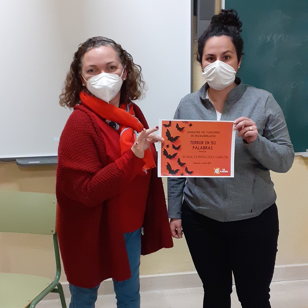 EoiPlasencia's tweet photo. Aquí tenéis las fotos de la entrega de diplomas a los/as ganadores/as del certamen de microrrelatos de terror 👻. Y, si os gusta escribir, hasta el miércoles podéis participar en el XIII Certamen de Relato Corto Jan Evanson. El tema de este curso es "Un nuevo rumbo". ¡Animaos! https://t.co/wUtsk6Vj5j