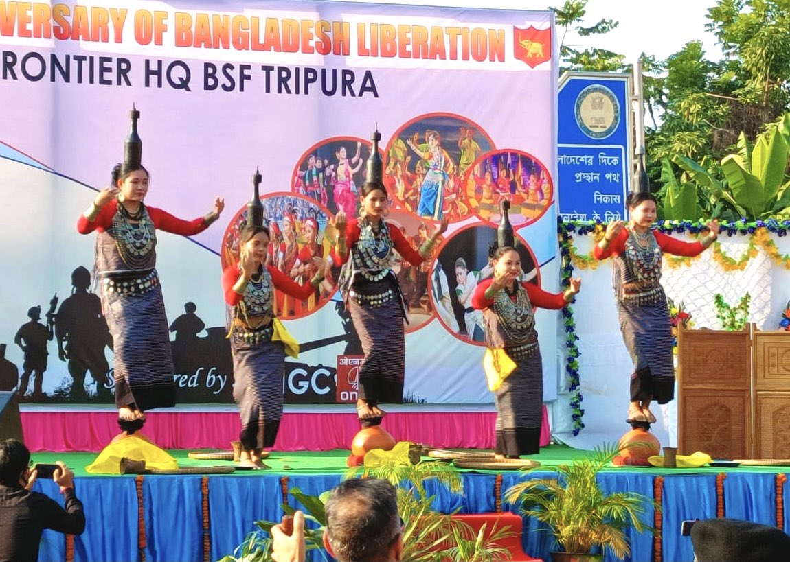 LPAI_Official's tweet photo. The 50th Anniversary Celebration of Bangladesh Liberation, organised by @BSF_India at ICP Agartala, was attended by 18 trainees from the #2020Batch of #IASOfficers on the winter study tour. They were also given a walkthrough of ICP Agartala's facilities and functions. https://t.co/y3B3BJrLFV