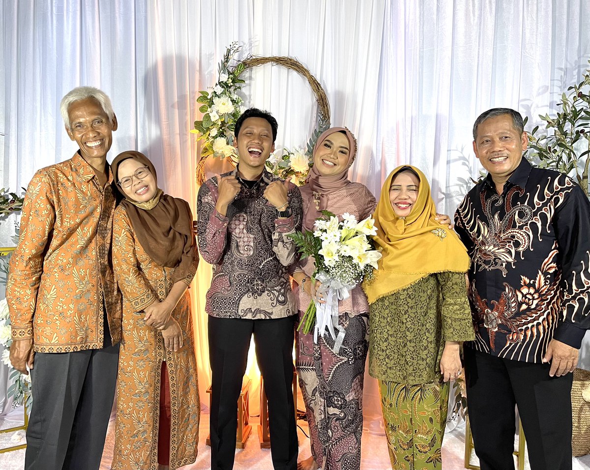 ramadhaninrs's tweet photo. The real, "mas mau serius sama kamu" --> 3 bulan kemudian dilamar https://t.co/8wGZdudcHP