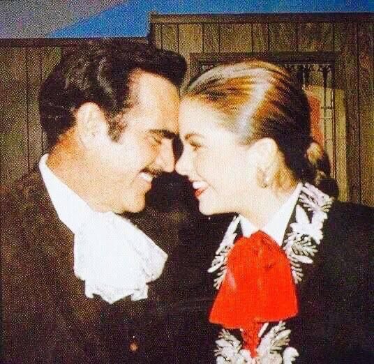 LuceroMexico's tweet photo. Siento la partida de mi tan querido Vicente Fernández. Deja un enorme hueco en mi alma y en la de todos los mexicanos. Haber compartido tantos momentos con él es mi gran alegría. Sigue volando Chente amado, la Virgencita de Guadalupe ilumina tu camino. Abrazo a tu familia 🙏🏼❤️ https://t.co/WCRspCn02H