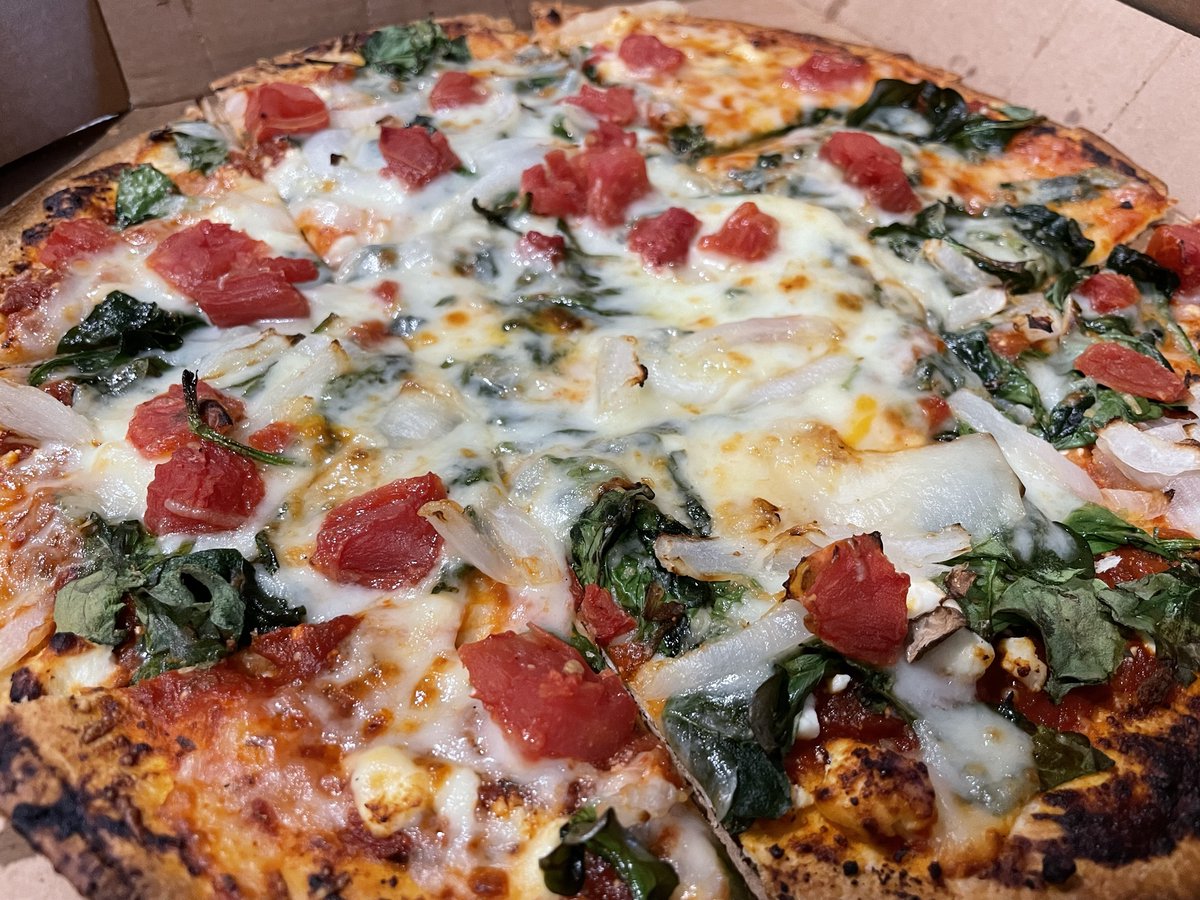 klarkkent06's tweet photo. @dominos Spinach and feta paradise. Sadly it’s coming a bit short on feta. #shrinkflation https://t.co/sCSL3TIuzA