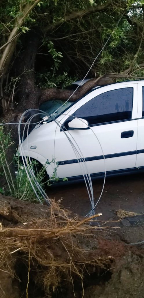 LetsemengDAcllr's tweet photo. What a busy weekend in Koffiefontein. Letsement electricians deserves an applause for their hard work after the storm. They have been trying to rectify damage since Friday. Heavy wind and rain still going strong. #Koffiefontein https://t.co/IuxuaAfe6X