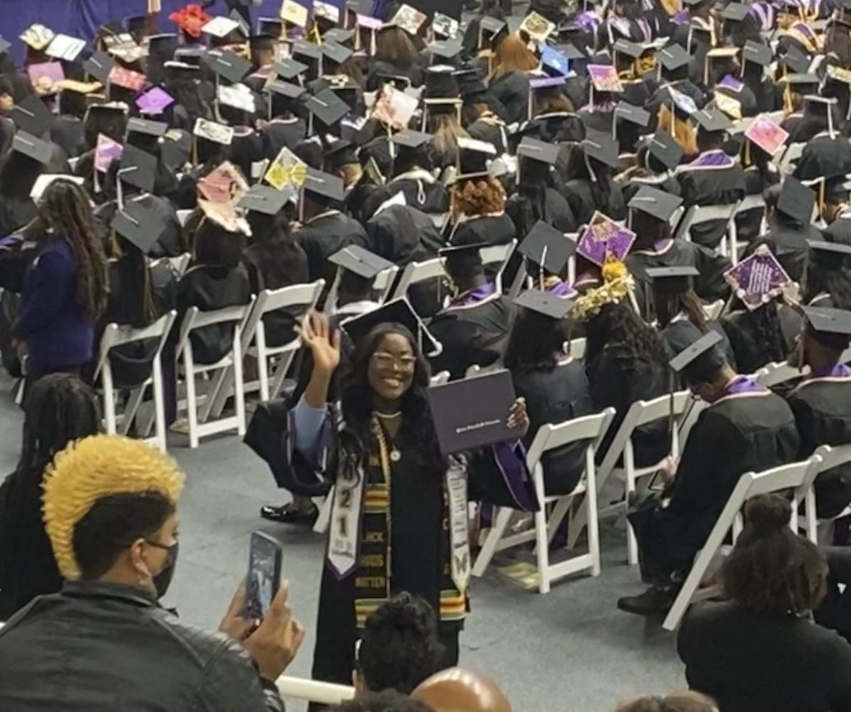 theyloveang2's tweet photo. 21 &amp; degreed🎓 https://t.co/gzirE8bfp8