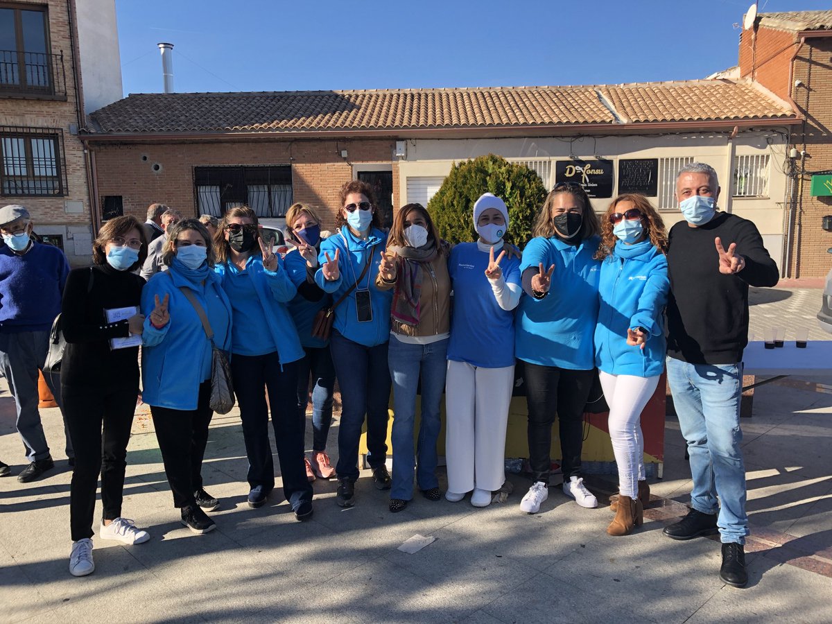 Riobera6's tweet photo. Mercadillo Solidario #voluntariadocaixabank de #CastillaLaMancha  en #Oliasdelrey  gracias a las 17 entidades sociales @FundlaCaixa  @caixabank  #servoluntariosuma https://t.co/UxPiMWtJ8H